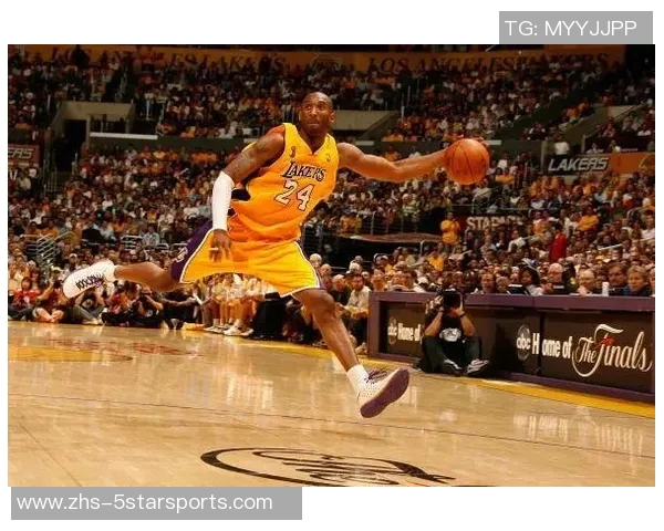 室内平底足球鞋的选择与保养技巧助你提升球场表现与舒适度